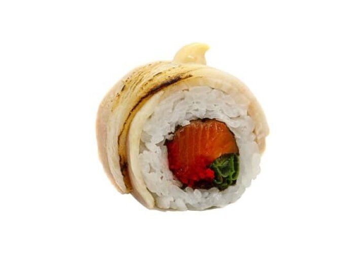 Ролл с беконом и лососем