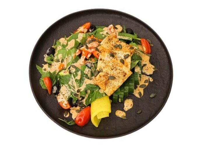 Овощной салат с жареным сыром тофу