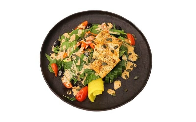 Овощной салат с жареным сыром тофу