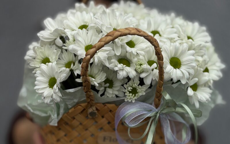 Композиция с ромашками в плетёной сумочке