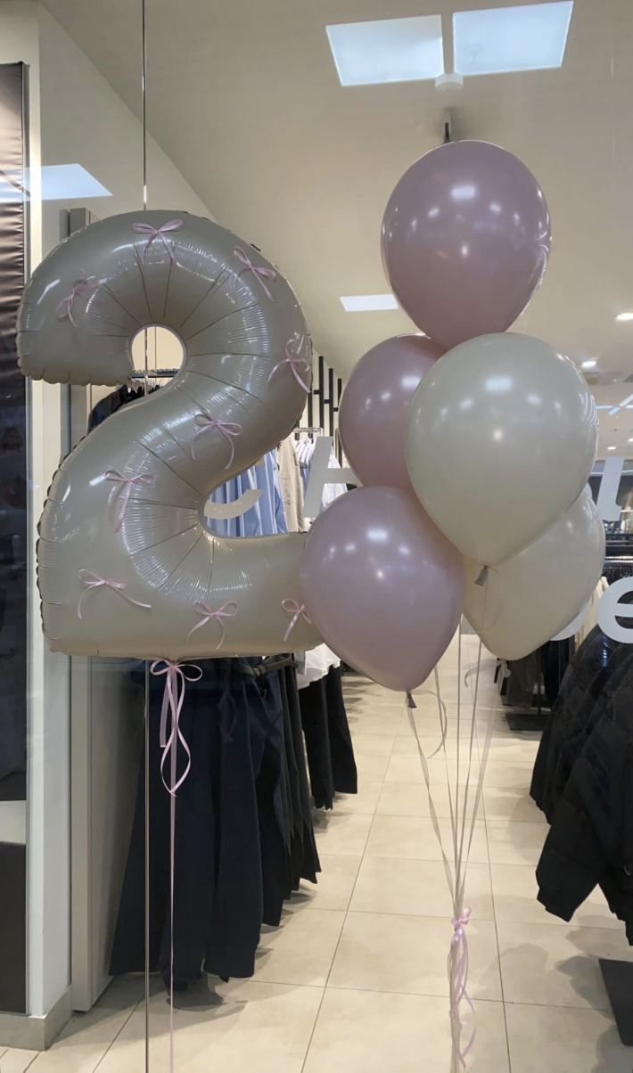 Цифра с бантиками и фонтан из 5 шаров