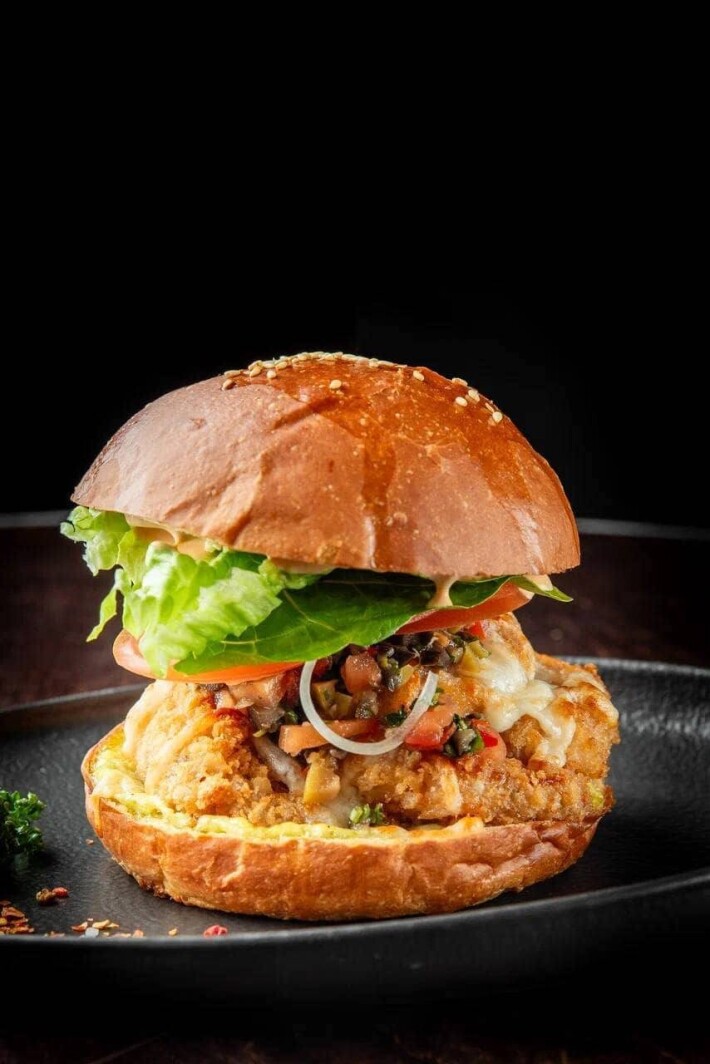 Бургер с тигровыми креветками