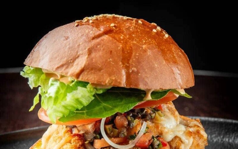 Бургер с тигровыми креветками