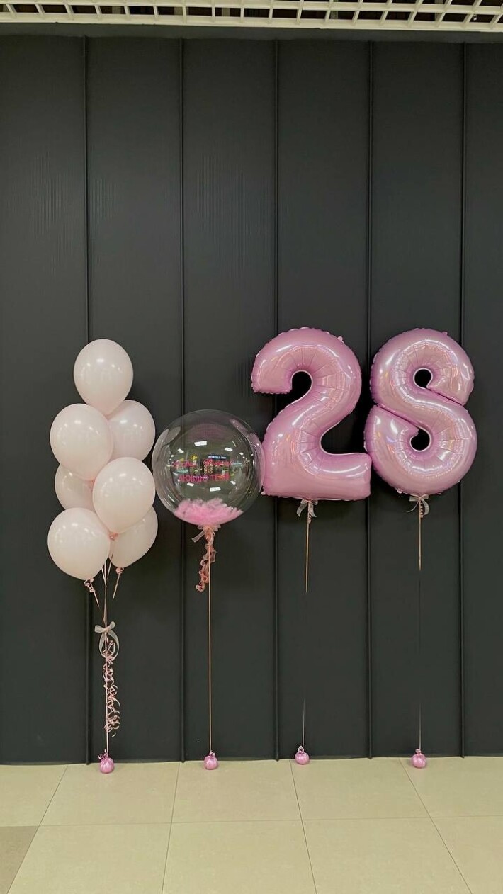 Фонтан из 7 шаров, баблс с пёрышками и индивидуальной надписью и цифры