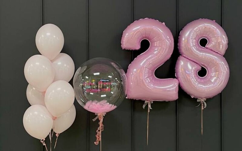 Фонтан из 7 шаров, баблс с пёрышками и индивидуальной надписью и цифры