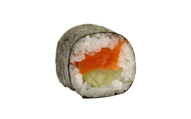 Ролл с лососем и огурцом