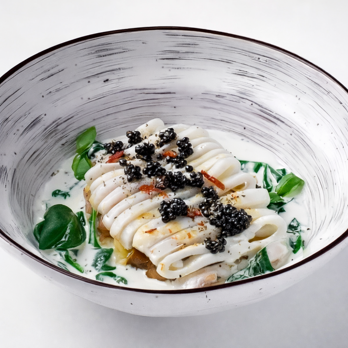 Кальмар с соусом из анчоусов и печёным картофелем