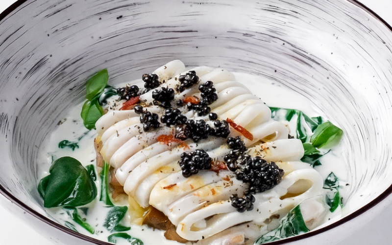 Кальмар с соусом из анчоусов и печёным картофелем