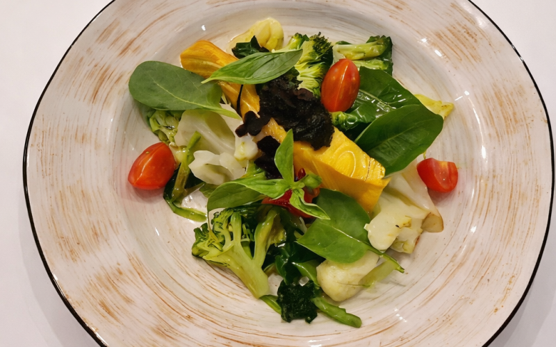 Стейк из лосося с овощами