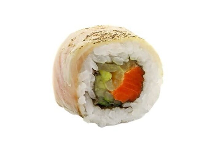 Ролл с окунем татаки и лососем в соусе понзу