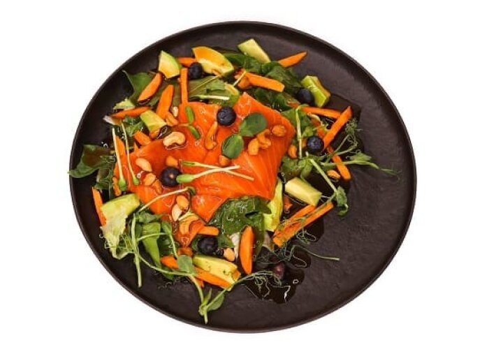 Салат с лососем и авокадо в соусе из тамаринда