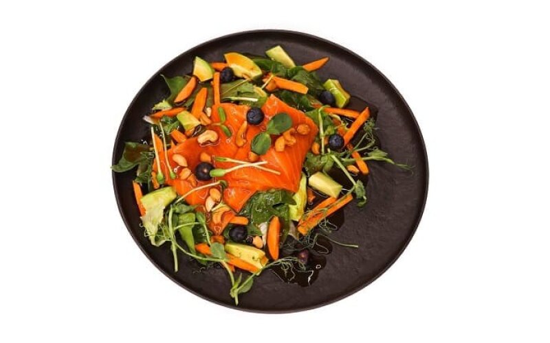 Салат с лососем и авокадо в соусе из тамаринда