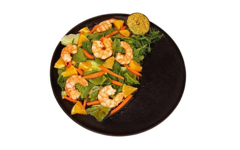 Салат с креветкой в соево-имбирной заправке