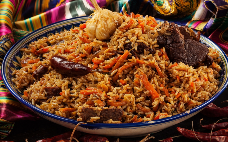 Плов узбекский с салатом и лепёшкой