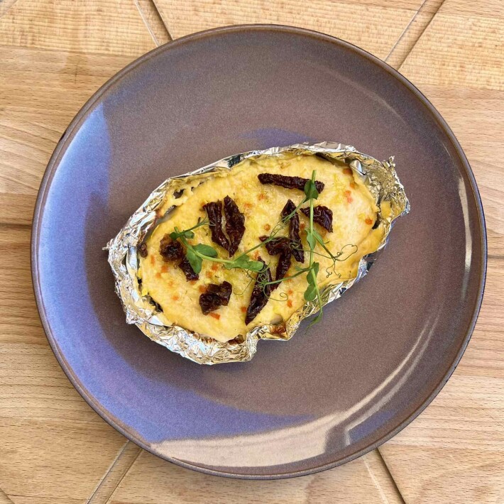 Куриное филе, запеченное в сливочно-сырном соусе с вялеными томатами