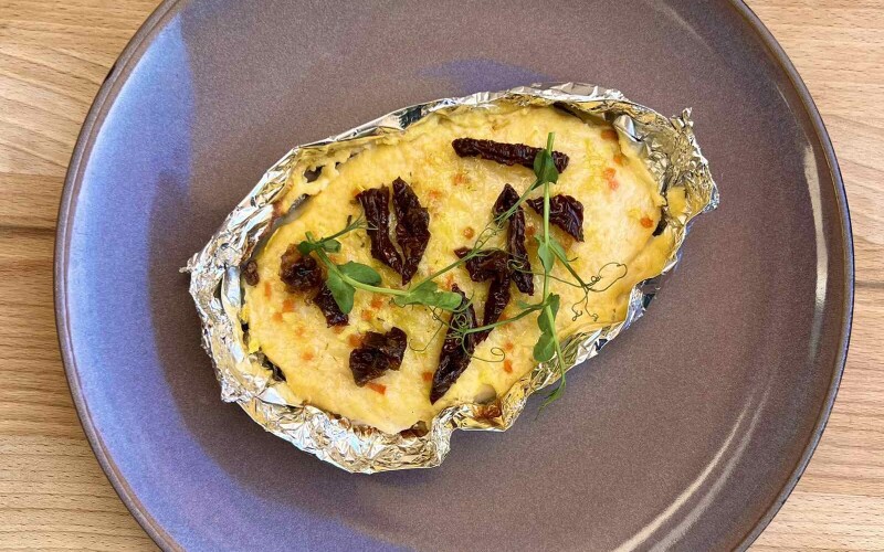 Куриное филе, запеченное в сливочно-сырном соусе с вялеными томатами