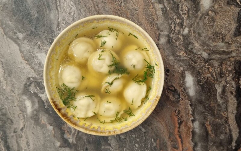 Бульон с пельменями