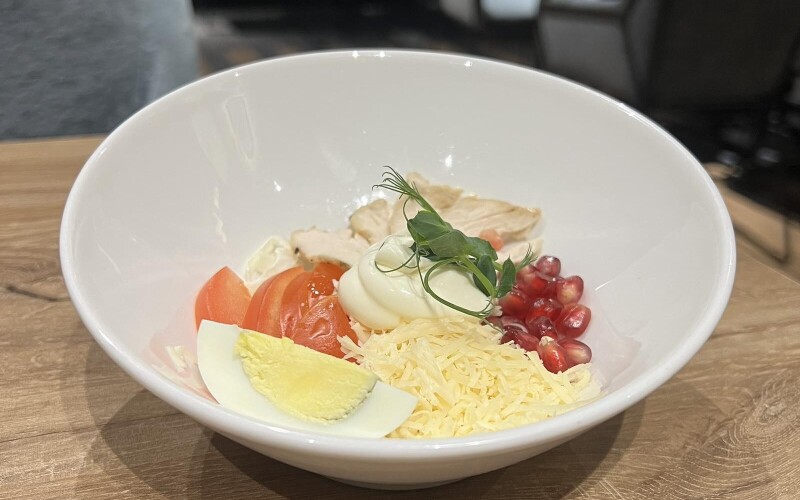 Салат из пекинской капусты с курицей и гранатом