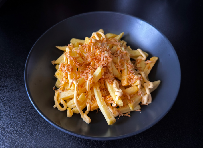 Картофель фри с жаренным луком и  сырным соусом