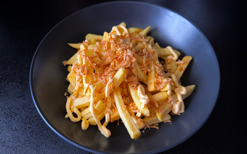 Картофель фри с жаренным луком и  сырным соусом