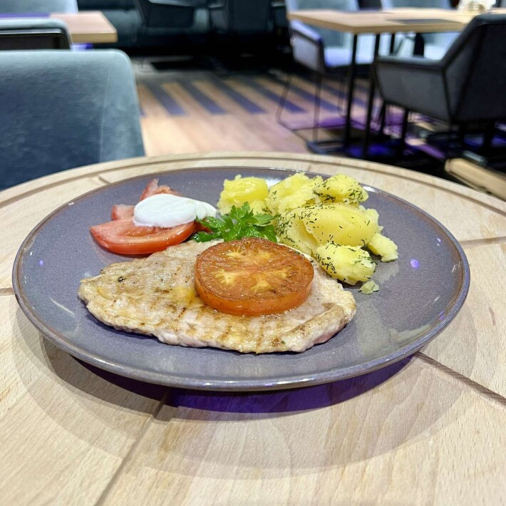 Эскалоп из свинины с помидором гриль