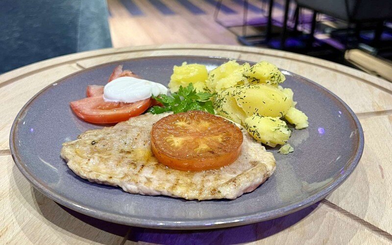 Эскалоп из свинины с помидором гриль