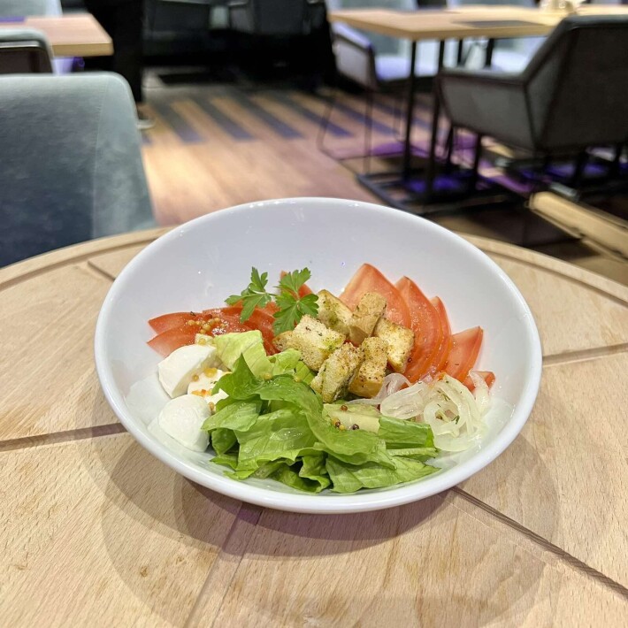 Хлебный салат с помидорами и моцареллой