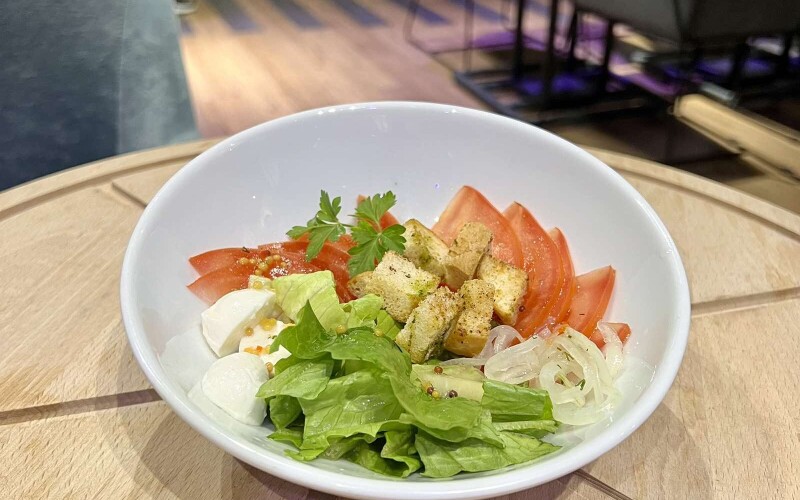 Хлебный салат с помидорами и моцареллой