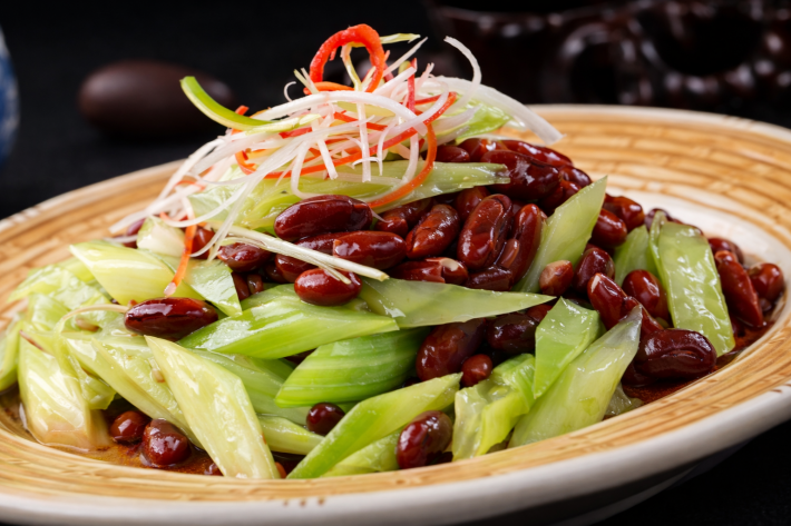 Жареный сельдерей с красной фасолью