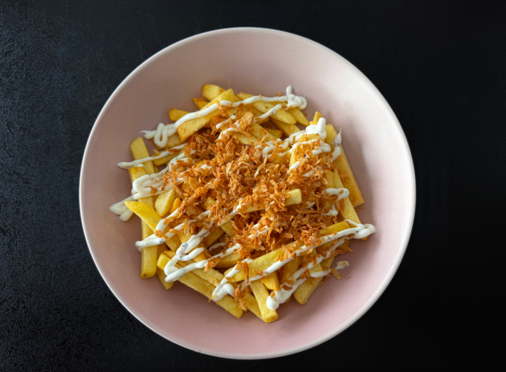 Картофель фри с жаренным луком и  грибным соусом