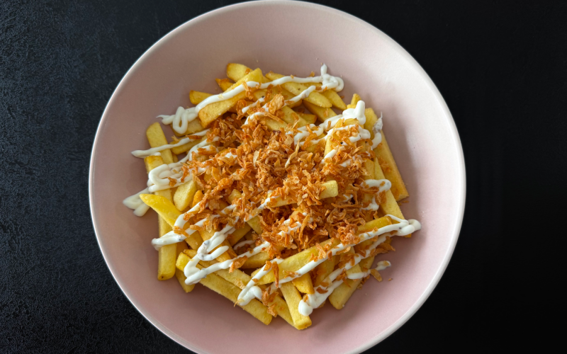 Картофель фри с жаренным луком и  грибным соусом