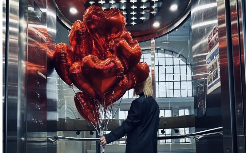 Набор красных фольгированных сердец