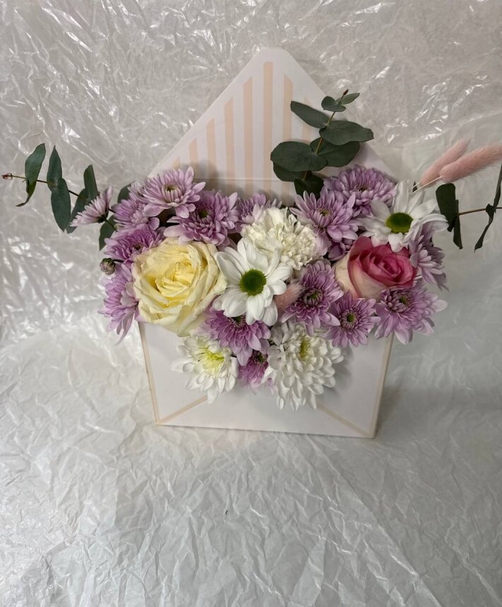 Композиция в конверте с розами, хризантемой и эвкалиптом