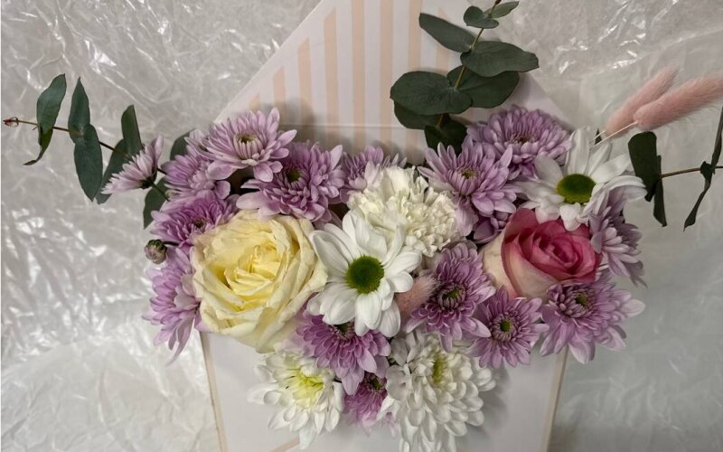 Композиция в конверте с розами, хризантемой и эвкалиптом