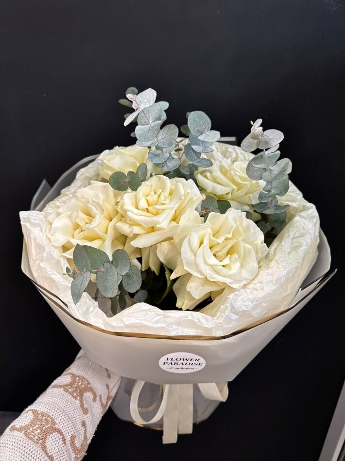 Букет из 5 французских роз «Мондиаль» и эвкалипта