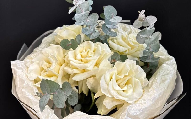 Букет из 5 французских роз «Мондиаль» и эвкалипта