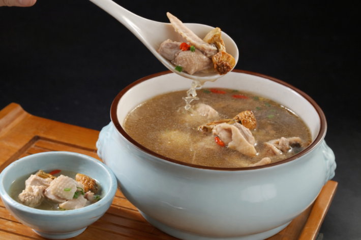 Томлёный куриный бульон с лесными грибами