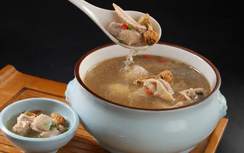 Томлёный куриный бульон с лесными грибами