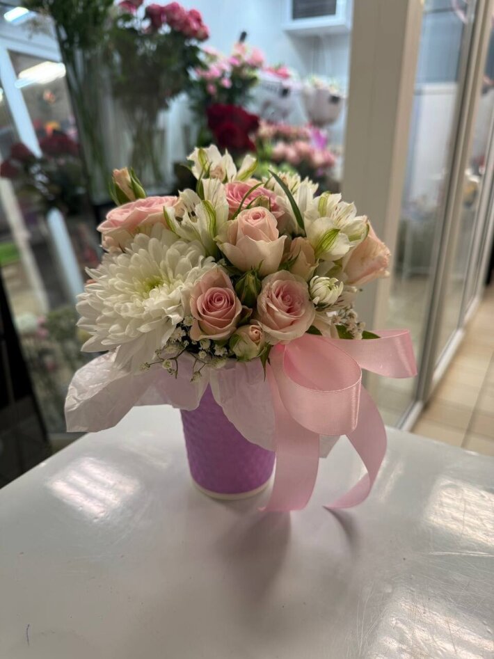 Композиция в стакане с кустовой розой, хризантемой и альстромерией