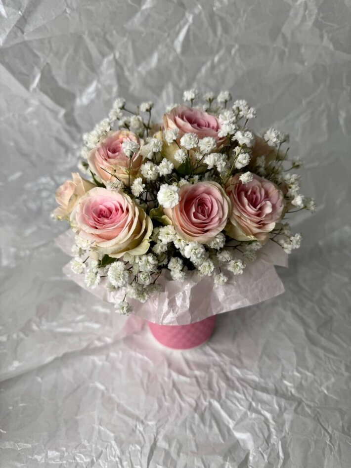 Композиция в стакане с кустовой розой и гипсофилой