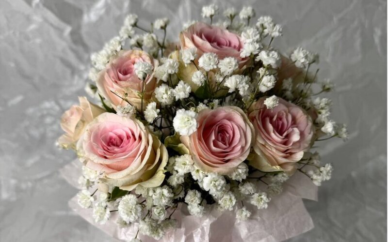 Композиция в стакане с кустовой розой и гипсофилой