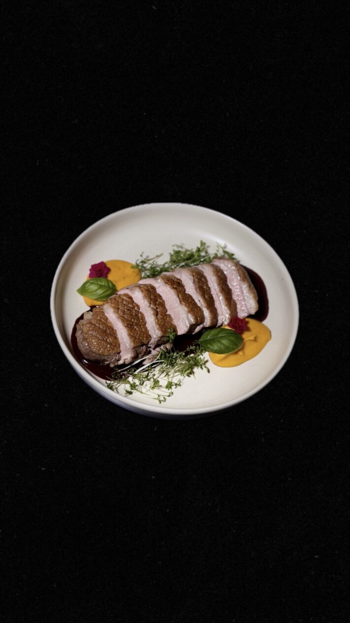 Утиное филе с соусом из ежевики с тыквенно-морковным дипом