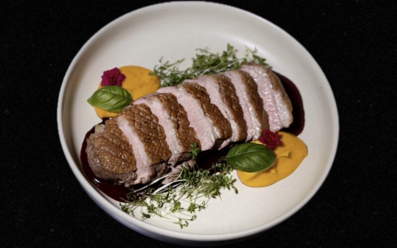 Утиное филе с соусом из ежевики с тыквенно-морковным дипом