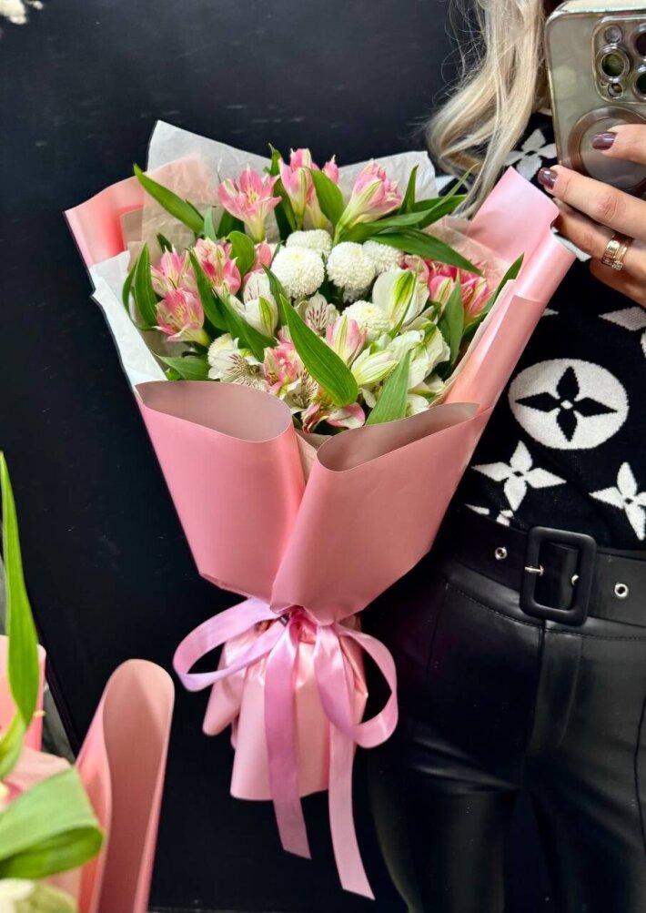 Букет из 7 альстромерий и 1 хризантемы «Ньютон»