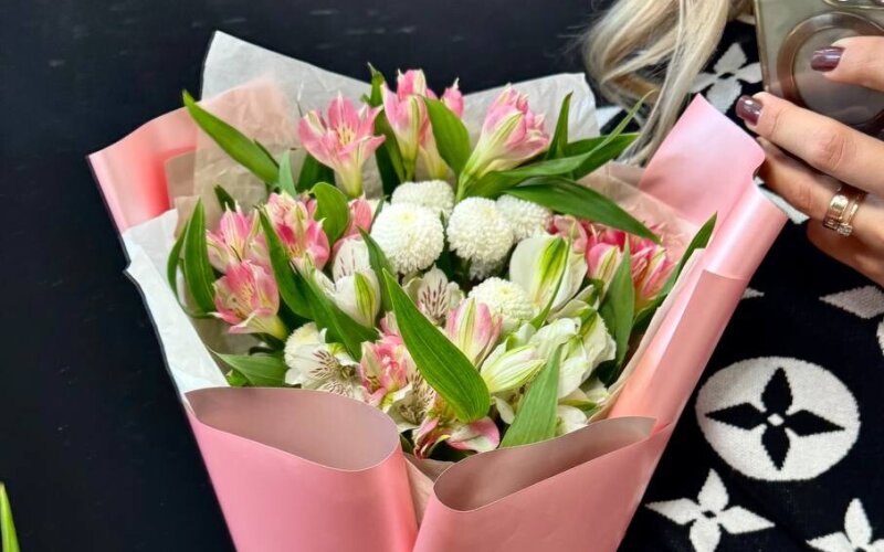 Букет из 7 альстромерий и 1 хризантемы «Ньютон»