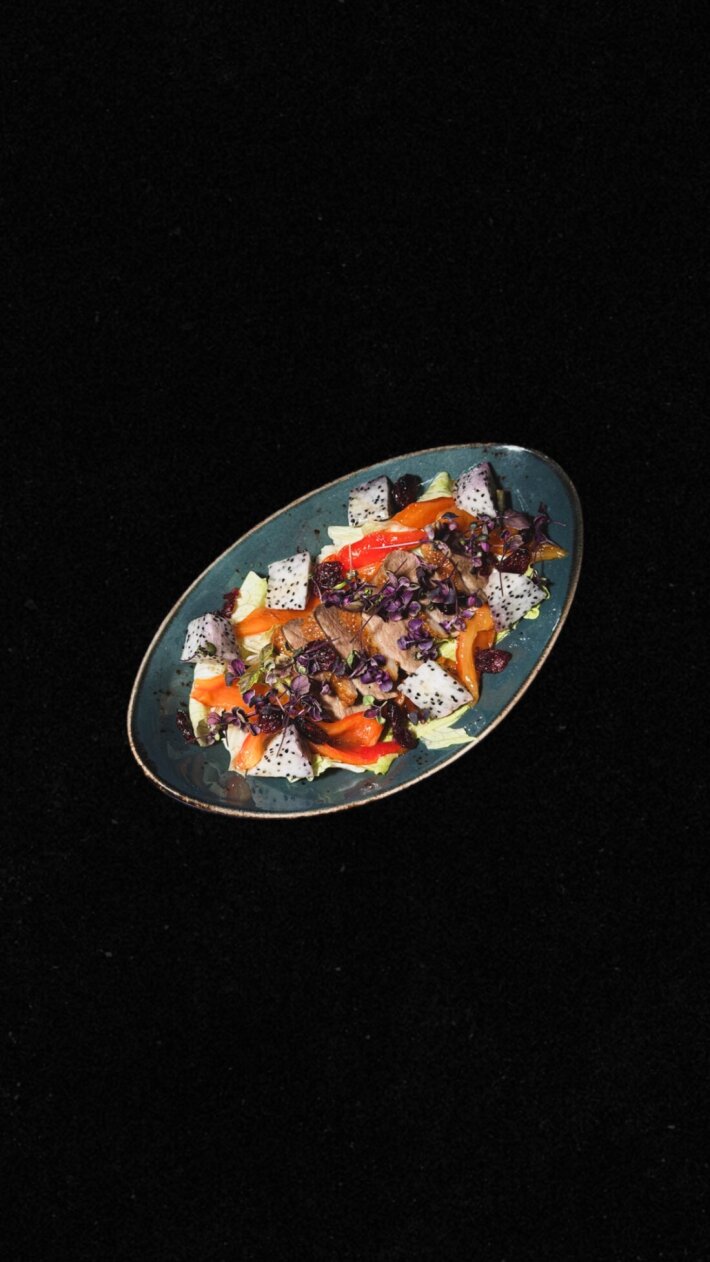 Салат с питахайей и утиным филе