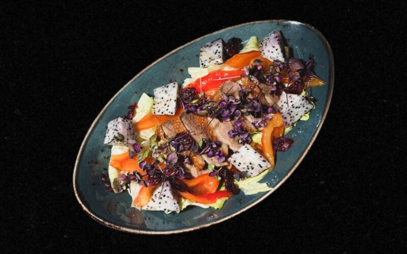 Салат с питахайей и утиным филе