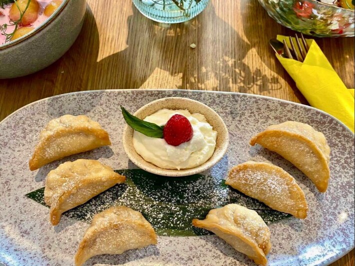 Десертные гёдза с яблоком, корицей и сметаной