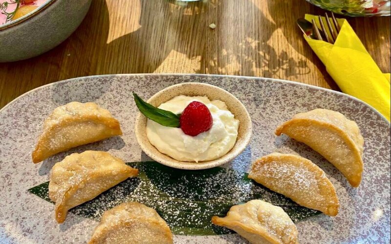 Десертные гёдза с яблоком, корицей и сметаной