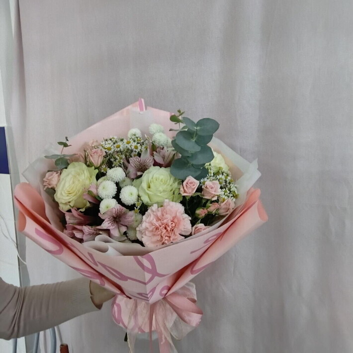 Букет из роз, альстромерии, эвкалипта, хризантемы и танацетума